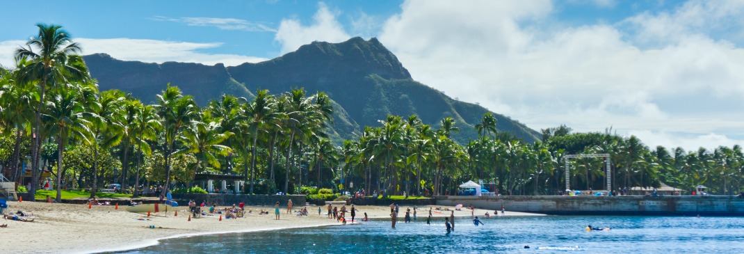 Landschaft mit Strand und Bergen in Honolulu